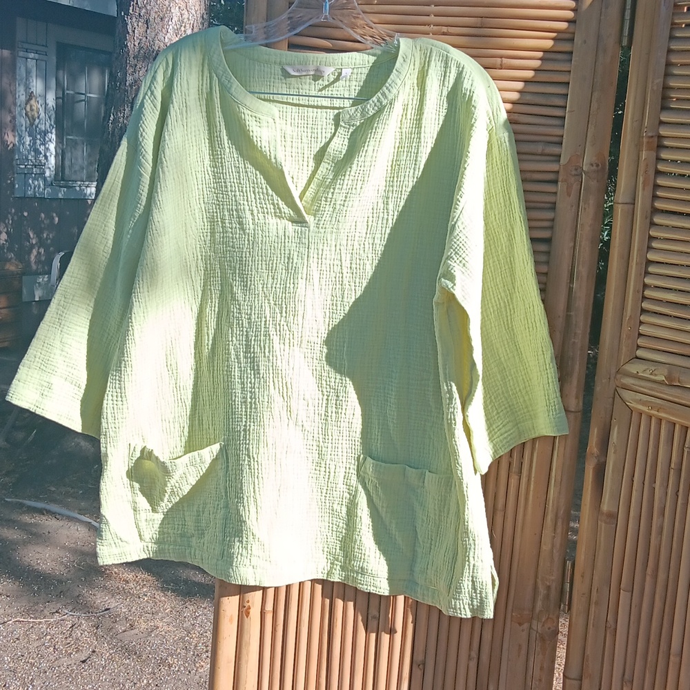 Beautiful blouse with pockets in the front